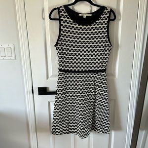 Sleeveless knit black and white dress